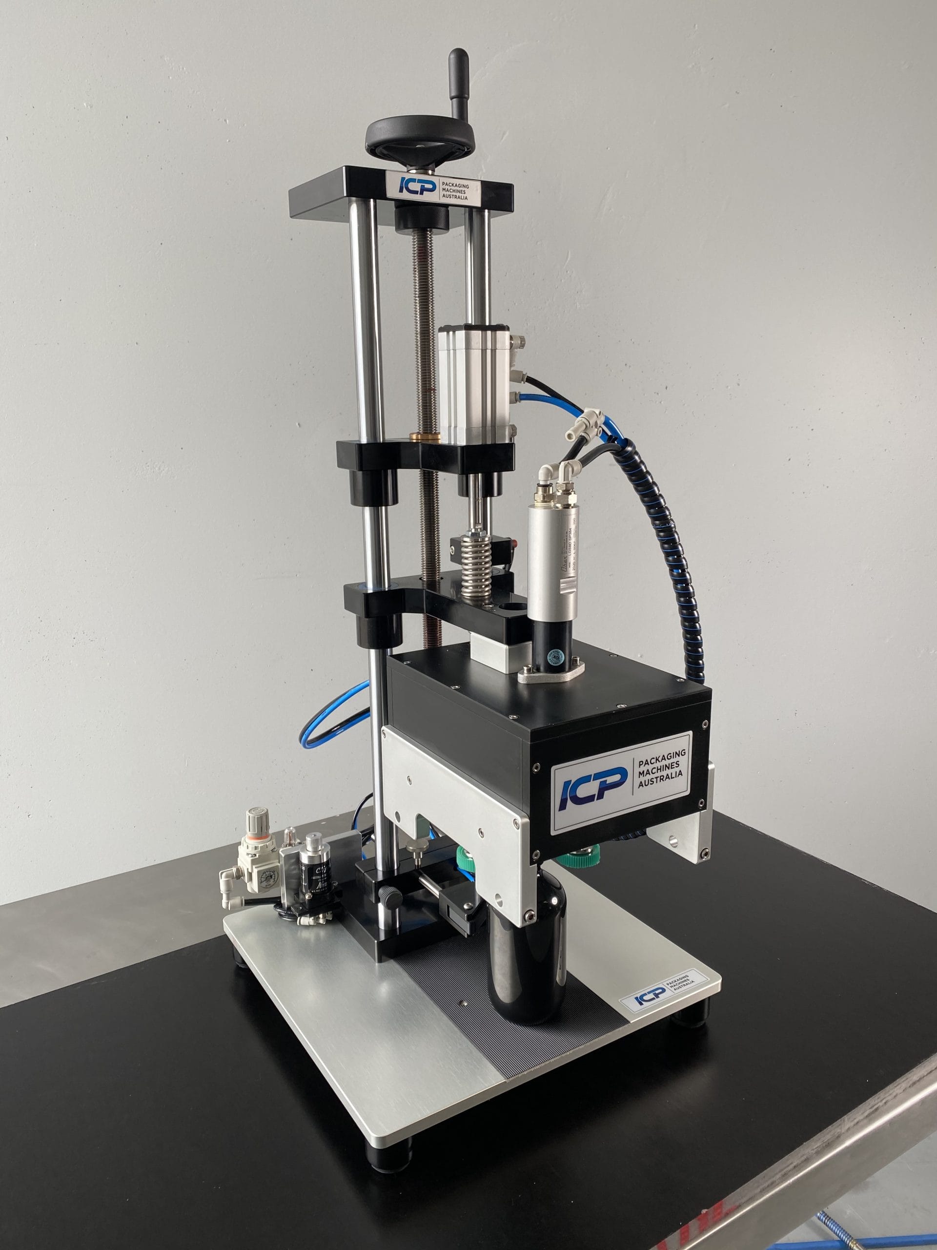 Benchtop trigger cap tightening machine